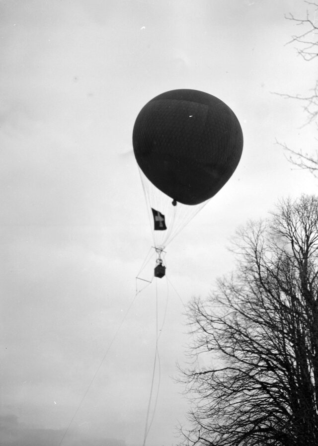 Ein Windstoss erfasst den Fesselballon