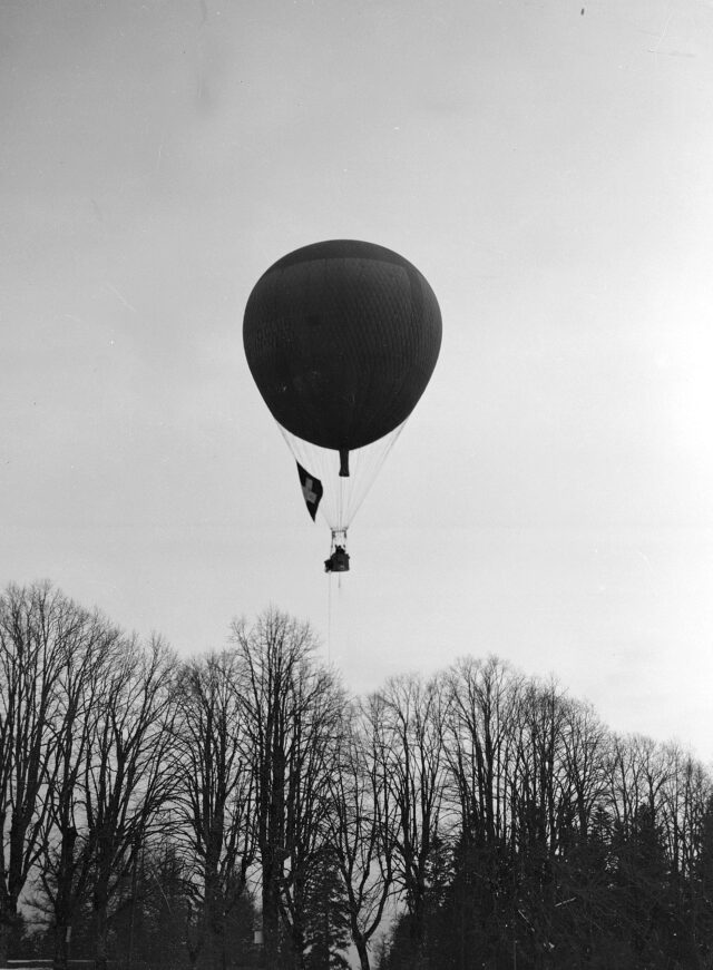 Der Fesselballon knapp über den Bäumen