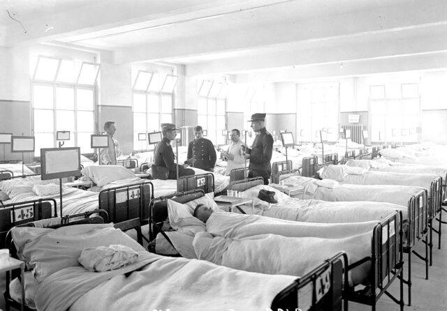 Arztvisite im grossen Krankensaal der Etappensanitätsanstalt Zofingen