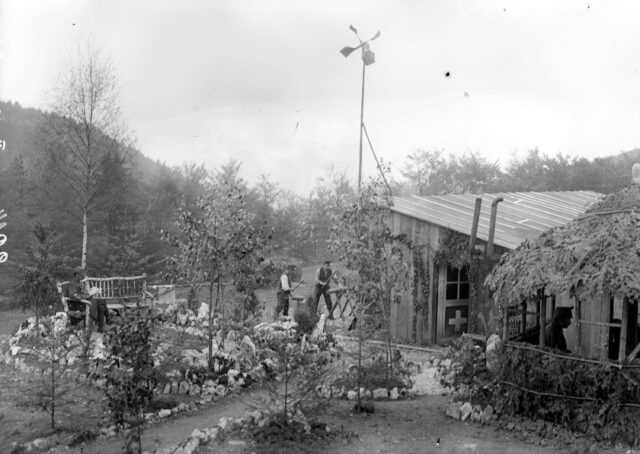 Grenzwachthütte mit Gartenanlage
