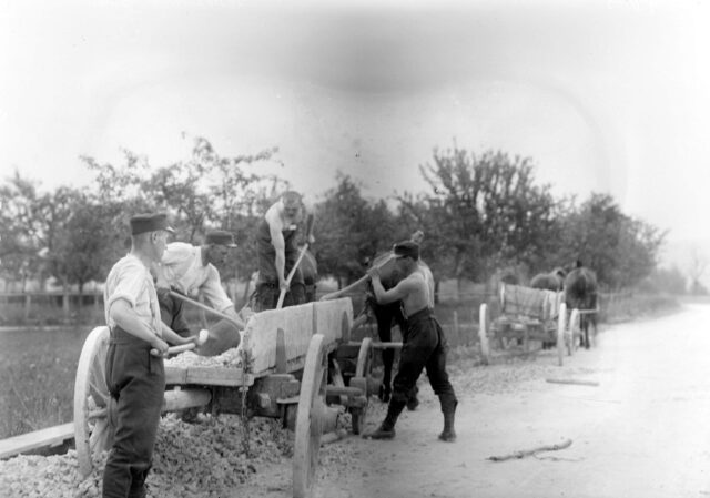 Soldaten bei Ausbesserungsarbeiten an einer Strasse