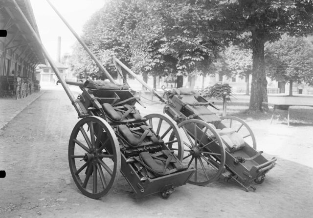 Der zweiteilige Handwagen zum Transport von Maschinengewehren
