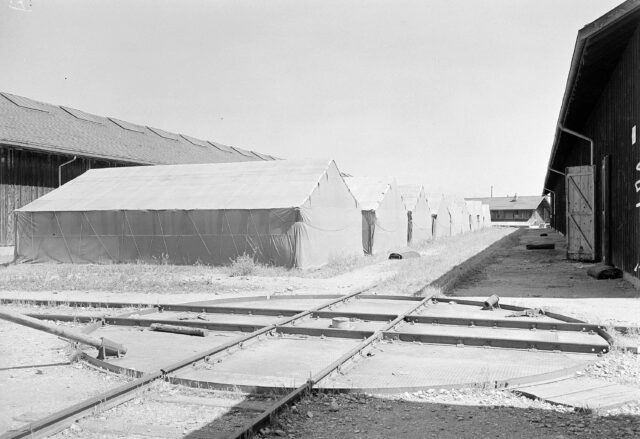 Provisorisches Getreidelager des OKK in Militärzelten am Bahnhof Renens