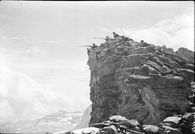 Eine Gruppe Infanteristen geht im Fels in Stellung