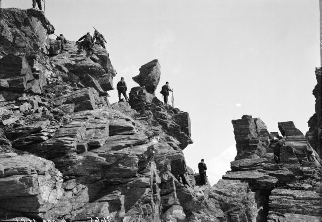 Eine Gruppe Infanteristen beim Erklettern des Felsenkamms