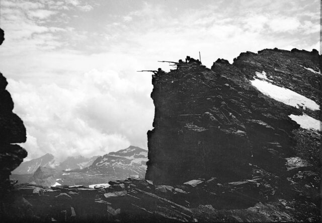 Gruppe von Infanteristen in Stellung auf einem Felskamm