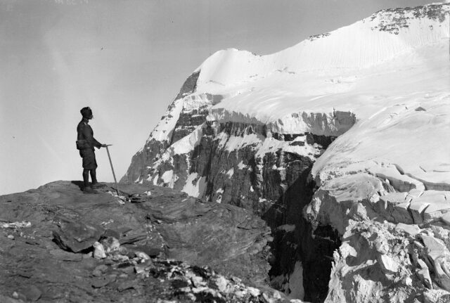 Der Kommandant einer Grenzwachtkompanie. Im Hintergrund ein imposanter Gletscherabbruch