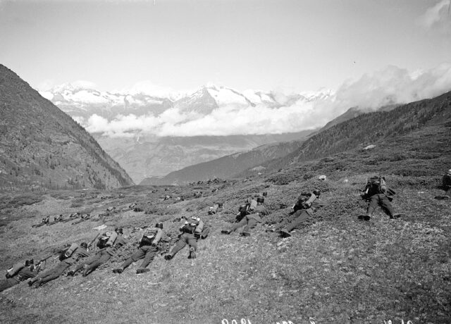Gefechtsausbildung im Gebirge. Im Hintergrund die Berner Alpen