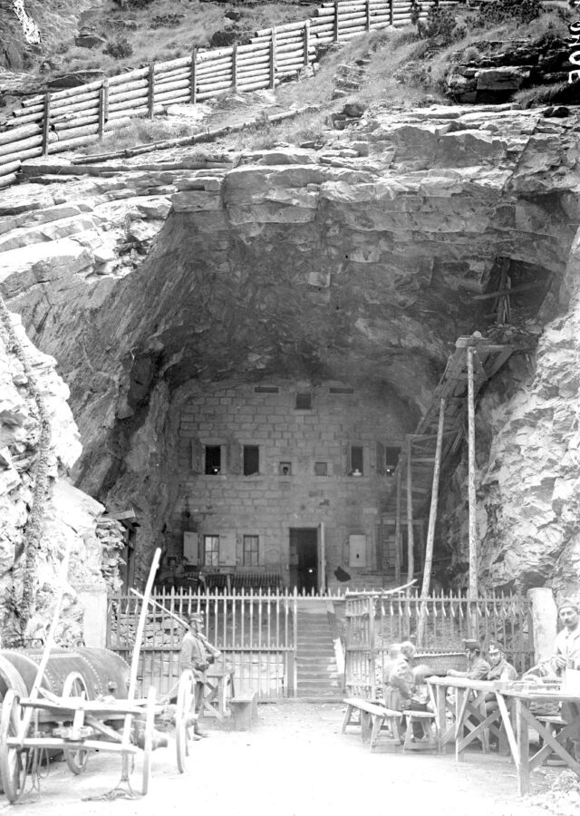 Der Eingang zur Kaserne im Fels