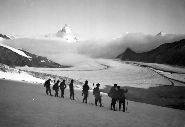 Patrouille auf dem Monte Rosa Gletscher. Im Hintergrund Matterhorn und Gornergrat