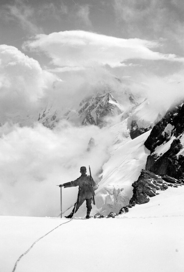 Ein Soldat bestaunt die imposante Bergwelt