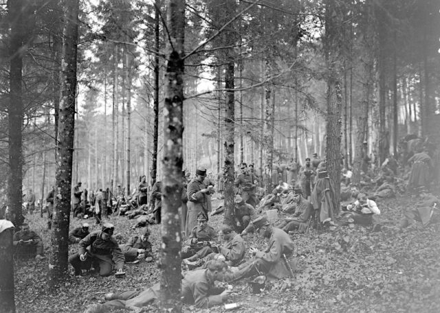 Die Reserven der Infanterie beim Mittagessen im Wald