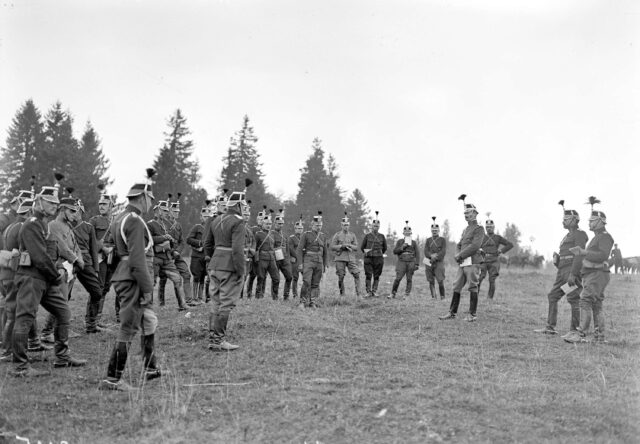 Offiziere der Kavallerie Brigade 1 bei der Manöverkritik