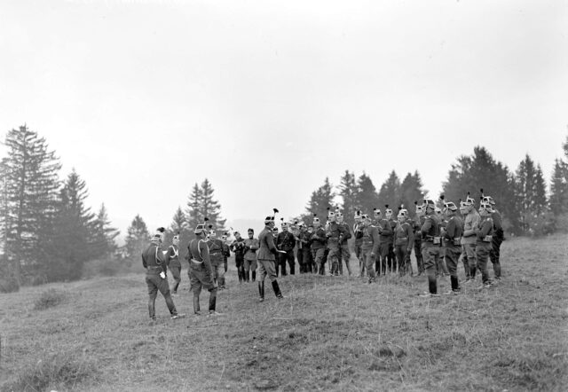 Offiziere der Kavallerie Brigade 1 bei der Manöverkritik