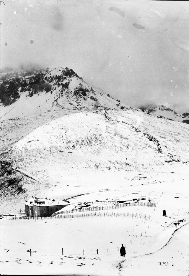 Vierte Cantoniera, mit italienischen Drahthindernissen, welche an unseren Grenzdraht anschliessen. Schweizer Schützengräben am Piz Umbrail im ersten Schnee