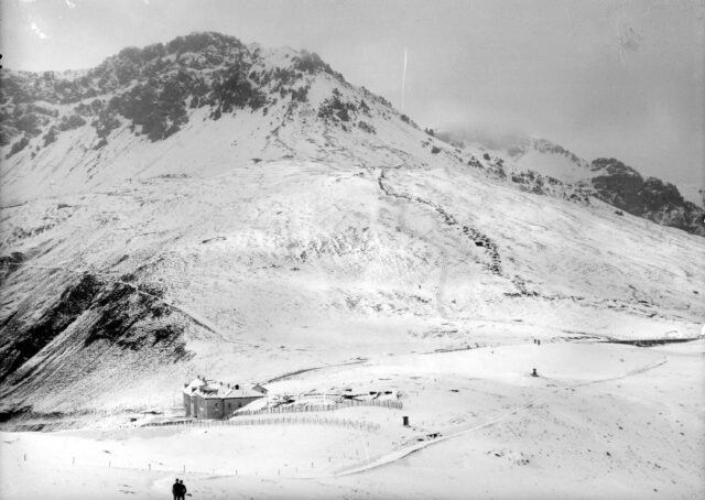Vierte Cantoniera, mit italienischen Drahthindernissen, welche an unseren Grenzdraht anschliessen. Schweizer Schützengräben am Piz Umbrail im ersten Schnee