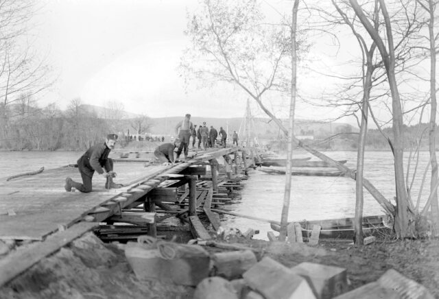 Bau der Fahrbahn der Jochbrücke