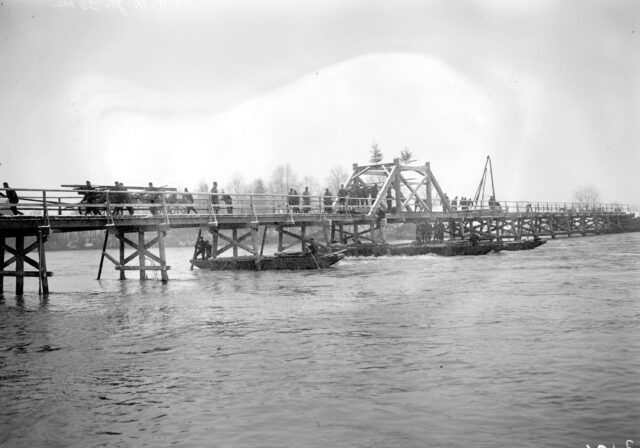 Abteilungransport des überzähligen Materials von der fertigen Jochbrücke