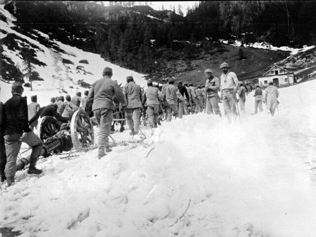 Kanonen werden durch Schnee den Berg hinaufgezogen