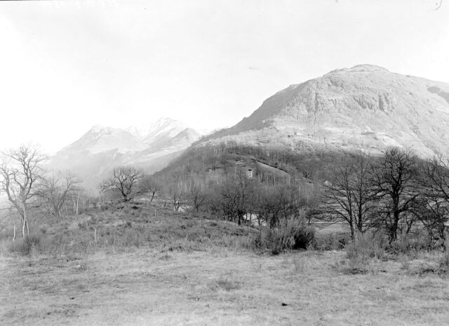 Blick vom Monte Ceneri: Links Cucchetto, Piz Camoglie, Pkt. 1050, rechts Cima di Medeglia Pkt 1263 unterhalb Alpe di Grun und Verbindungsweg zu Inf-Stützpunkt