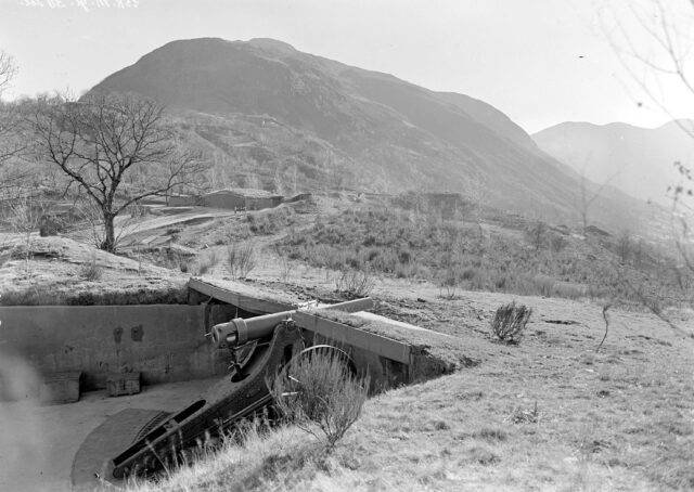 Geschütz der Südbatterie. Hintergrund: Cima di Medeglia, Alpe di Grun, Inf-Stützpunkte 1, 2 und 3