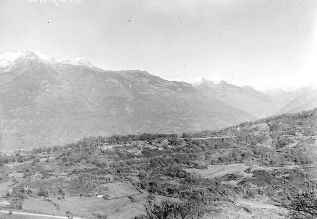 Panorama von Flankiergalerie Spina aus. Von Monte di Motti (links) bis Cima di Medeglia (rechts). Mit Fussbatterie Monte Ceneri, Inf-Stützpunkte 1, 2, 3, 4 und Alpe di Grun, Pkt. 1263