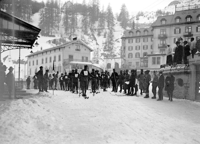 Sporttag der Brigade in St. Moritz. Offizierspatrouille beim Skifahren