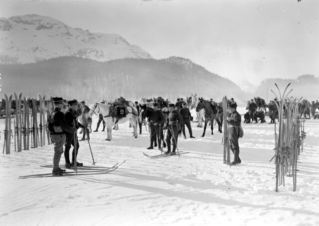 Die Soldaten auf Skiern, das Material auf Pferden und Schlitten