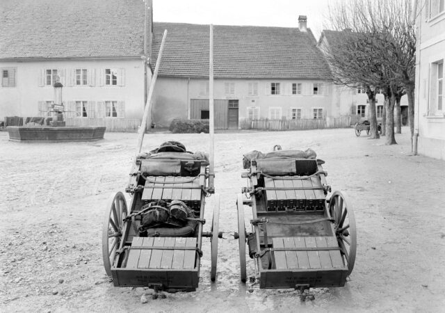 Zwei Munitionswagen der Mitrailleure