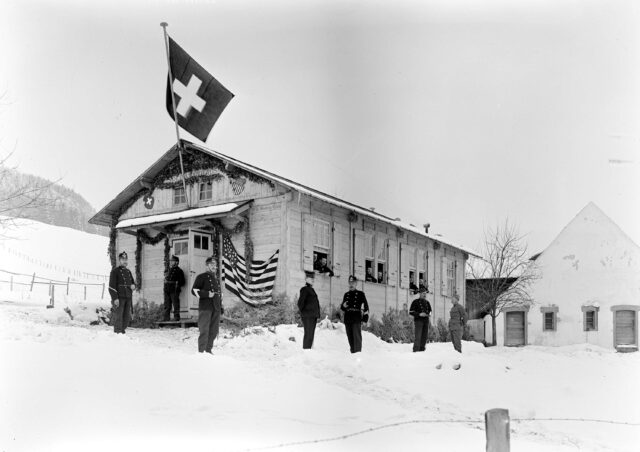 Das gestiftete Soldatenhaus geschmückt mit der amerikanischen Fahne