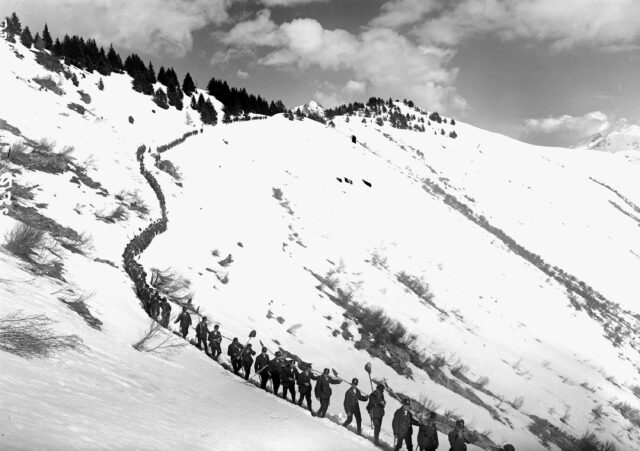 Die Soldaten in Einerkolonne beim Abstieg nach den Schneeräumarbeiten