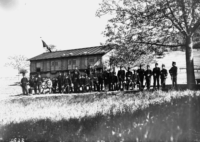 Die Mannschaft vor dem Soldatenhaus zum Gruppenbild versammelt