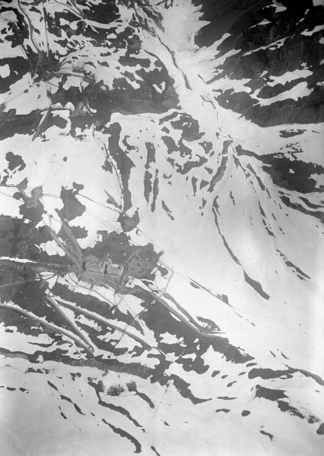 Luftaufnahme eines fremden Fliegers, der in Sils gelandet ist: Verteidigungsanlagen auf Gebirgspass