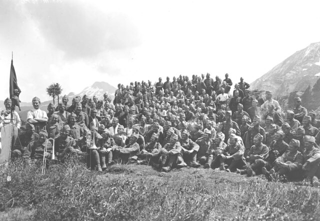 Gruppenbild einer Kompanie Gebirgsinfanteristen