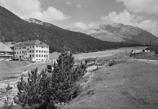Hotel Ofenberg (Tuorn) mit dem Piz Nair im Hintergrund