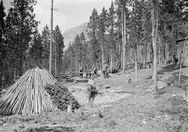 Soldaten beim Bau eines Köhlers im Schweiz. Nationalpark