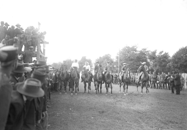 Die Teilnehmer des Pferderennens am Start