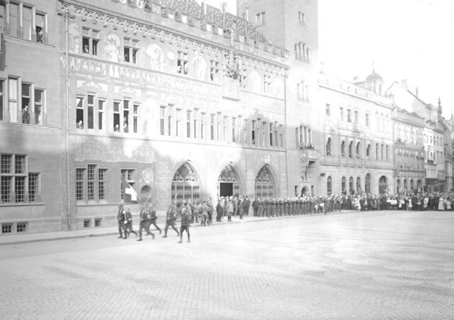 Bilder vom Fahnenakt in Basel. Die Abholung der Bataillons Fahnen des Basler Regiments bei der Ablösung der 1. Division