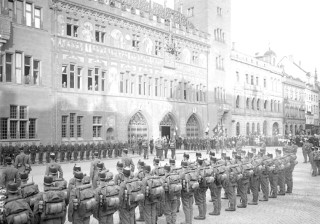 Bilder vom Fahnenakt in Basel. Die Abholung der Bataillons Fahnen des Basler Regiments bei der Ablösung der 1. Division