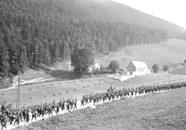 Infanteristen auf dem Marsch über den Weissenstein