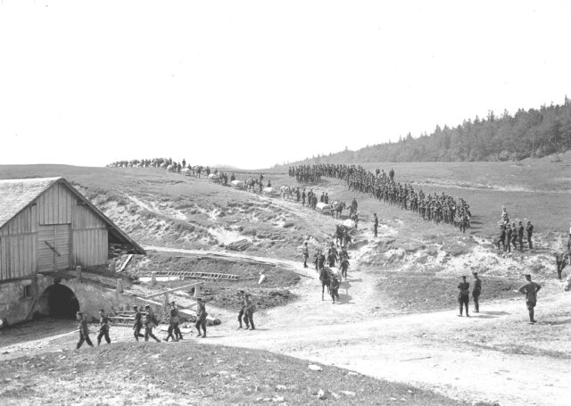 Die Gespanne der Infanterie Mitrailleure auf dem Marsch