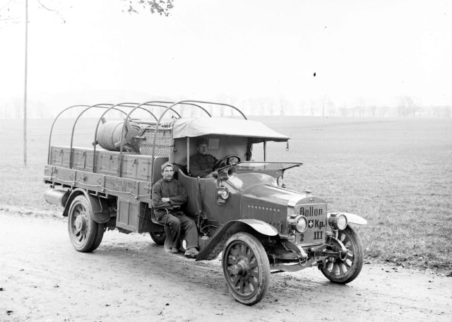 Ein Materiallastwagen mit seiner Ausrüstung