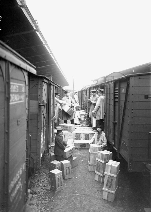 Pakete und Kisten mit Brot für die Kriegsgefangenen werden umgeladen