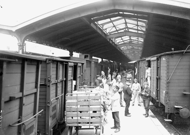Hochbetrieb beim Umladen der Pakete der Kriegsgefangenen im Bahnhof Basel