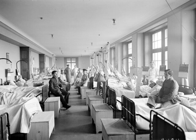 Der deutsche Saal der Armeesanitätsanstalt für Internierte in Luzern mit Internierten, die sich einer Nachoperation unterziehen mussten