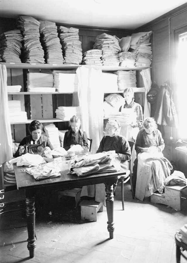 Frauen beim Nähen in der Lingerie der Armeesanitätsanstalt für Internierte in Luzern