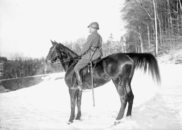Offizier zu Pferd mit dem neuen Stahlhelm von 1917