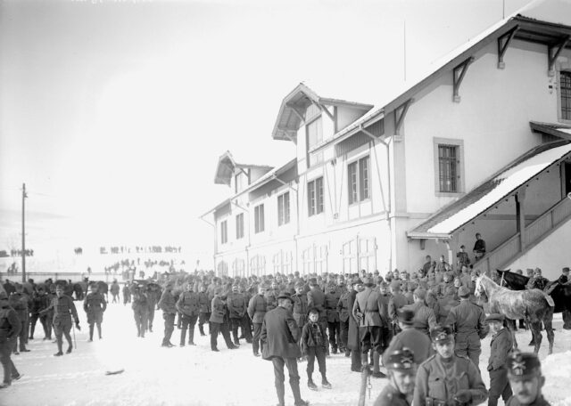 Soldaten vor dem Zeughaus Tavannes während der Mobilisation