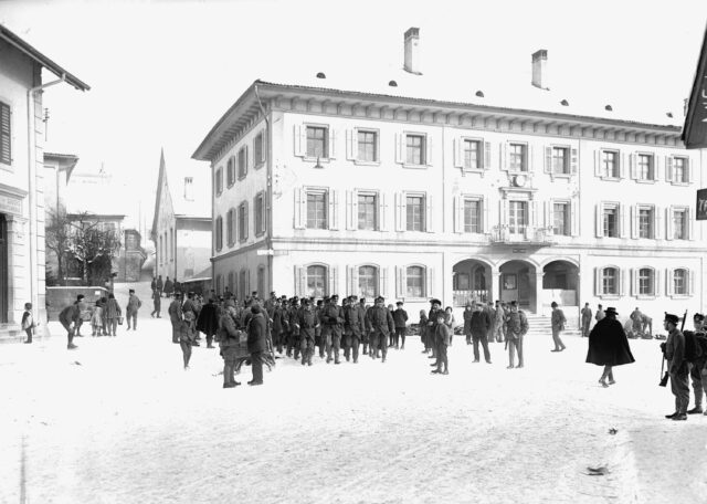 Soldaten auf dem Platz vor dem Hôtel de Ville während der Mobilisation