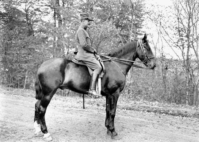 Oberstleutnant Eggenberg zu Pferd